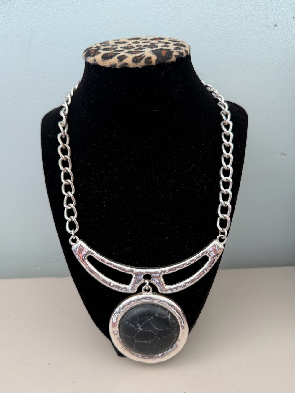 Vintage Womens Silver Tone Black Stone Pendant Necklace Navajo Western Gothic